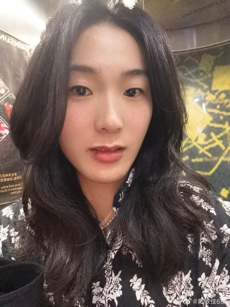 第30分钟，加拉格尔禁区前放倒努里，吃到黄牌，萨拉维亚任意球击中人墙！